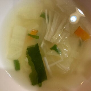 白菜とえのきとにんじんとにらとわかめのスープ